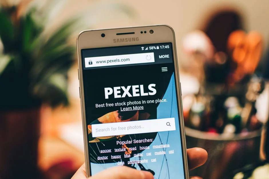 Enseignant utilisant un ordinateur portable pour une leçon virtuelle avec une étudiante affichée à l'écran dans un cadre de classe.